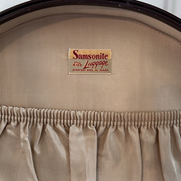 Vintage Samsonite Faux Alligator
Train Hat Box Style 4120 with key - Picture 9 of 10